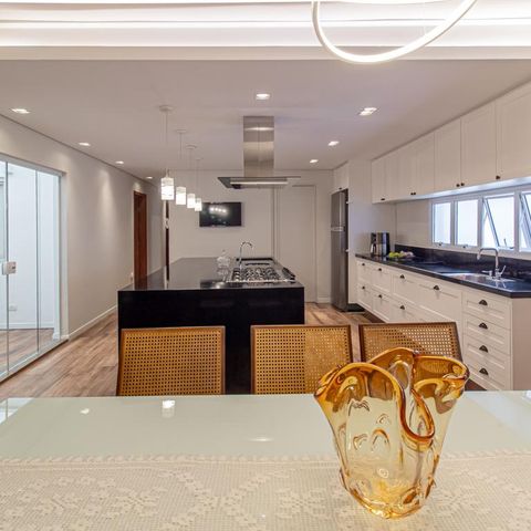 Casa à venda com 312m², 4 quartos e 8 vagas Casa à venda com 312m², 4 quartos e 8 vagasSala