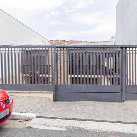 Casa à venda com 312m², 4 quartos e 8 vagas Casa à venda com 312m², 4 quartos e 8 vagasFachada