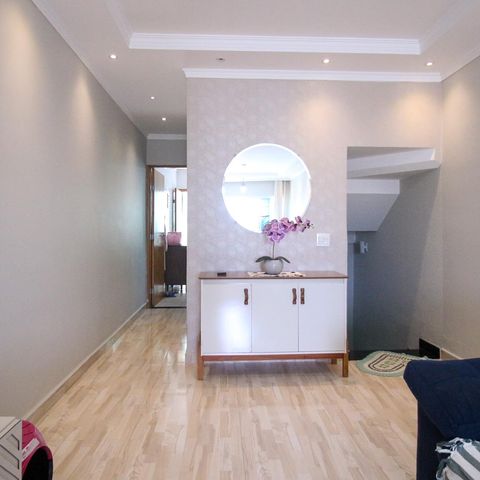Casa à venda com 117m², 3 quartos e 3 vagas Casa à venda com 117m², 3 quartos e 3 vagasSala
