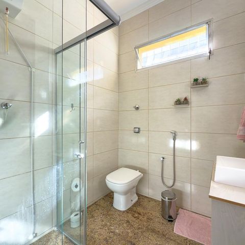 Casa à venda com 247m², 3 quartos e 2 vagas Casa à venda com 247m², 3 quartos e 2 vagasBanheiro Social