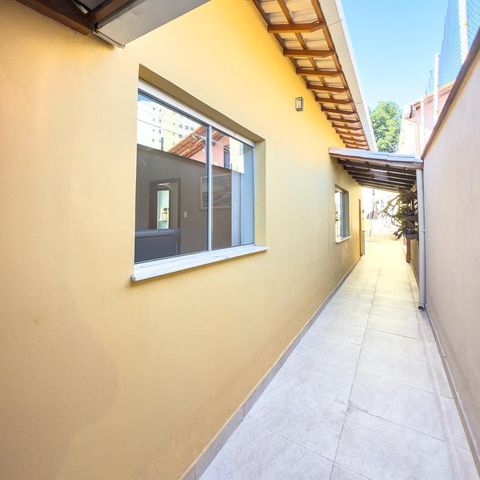 Casa à venda com 247m², 3 quartos e 2 vagas Casa à venda com 247m², 3 quartos e 2 vagasCorredor Lateral