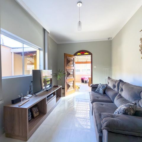 Casa à venda com 247m², 3 quartos e 2 vagas Casa à venda com 247m², 3 quartos e 2 vagasSala