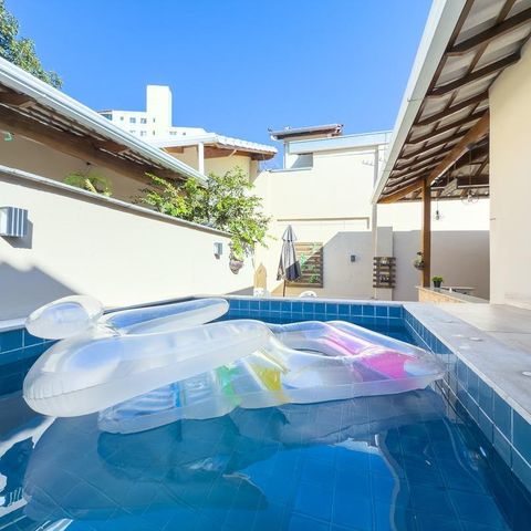 Casa à venda com 247m², 3 quartos e 2 vagas Casa à venda com 247m², 3 quartos e 2 vagasPiscina