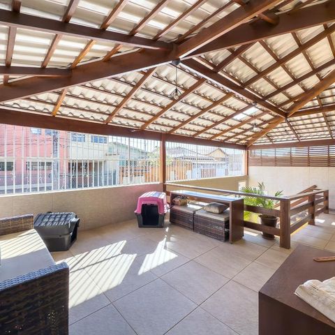 Casa à venda com 247m², 3 quartos e 2 vagas Casa à venda com 247m², 3 quartos e 2 vagasVaranda