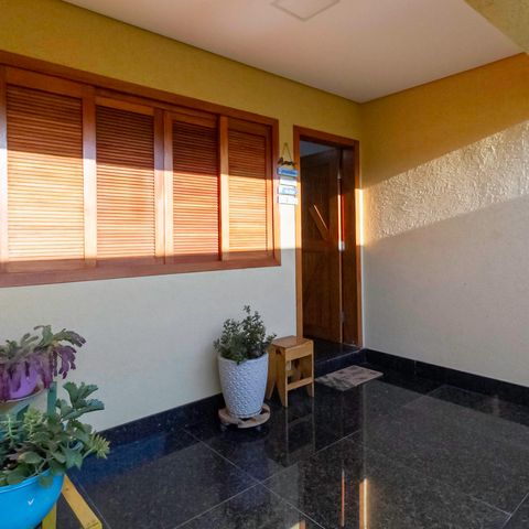 Casa à venda com 260m², 3 quartos e 2 vagas Casa à venda com 260m², 3 quartos e 2 vagasVaranda