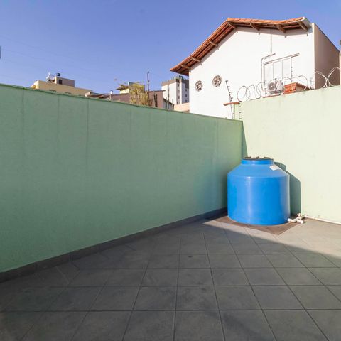 Casa à venda com 260m², 3 quartos e 2 vagas Casa à venda com 260m², 3 quartos e 2 vagasTerraço