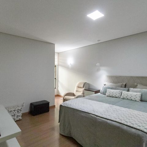 Casa à venda com 260m², 3 quartos e 2 vagas Casa à venda com 260m², 3 quartos e 2 vagasSuíte