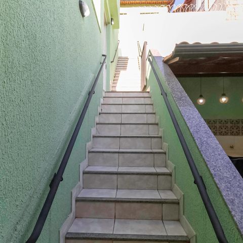 Casa à venda com 260m², 3 quartos e 2 vagas Casa à venda com 260m², 3 quartos e 2 vagasEscada