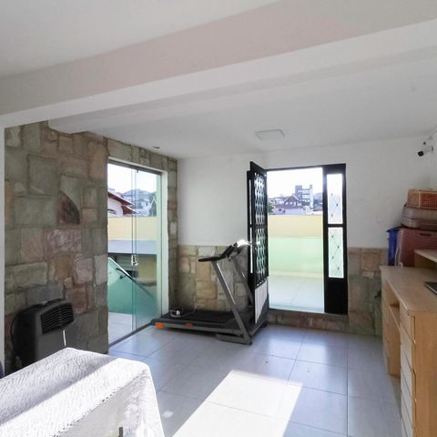 Casa à venda com 260m², 3 quartos e 2 vagas Casa à venda com 260m², 3 quartos e 2 vagasEscritório
