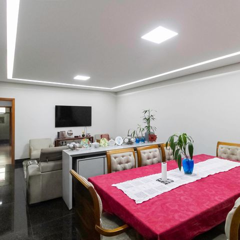 Casa à venda com 260m², 3 quartos e 2 vagas Casa à venda com 260m², 3 quartos e 2 vagasSala