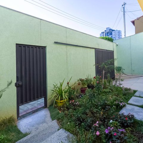 Casa à venda com 260m², 3 quartos e 2 vagas Casa à venda com 260m², 3 quartos e 2 vagasEntrada