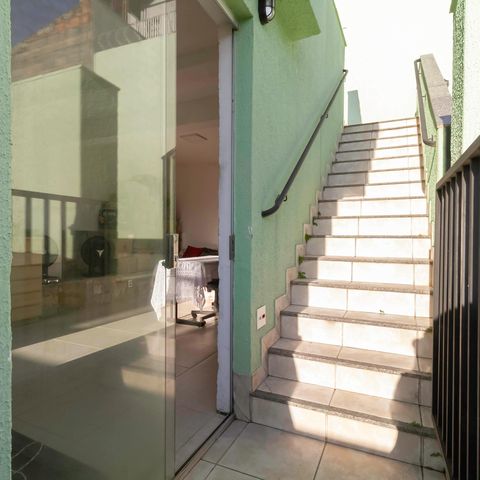 Casa à venda com 260m², 3 quartos e 2 vagas Casa à venda com 260m², 3 quartos e 2 vagasEscada