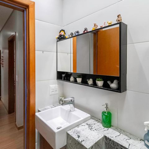 Casa à venda com 260m², 3 quartos e 2 vagas Casa à venda com 260m², 3 quartos e 2 vagasBanheiro social