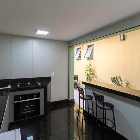 Casa à venda com 260m², 3 quartos e 2 vagas Casa à venda com 260m², 3 quartos e 2 vagasCozinha externa