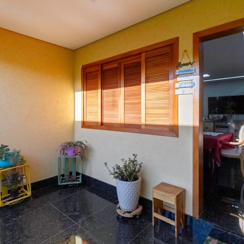 Casa à venda com 260m², 3 quartos e 2 vagas Casa à venda com 260m², 3 quartos e 2 vagasVaranda