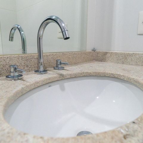 Apartamento à venda com 57m², 2 quartos e 1 vaga Apartamento à venda com 57m², 2 quartos e 1 vagaBanheiro Detalhe
