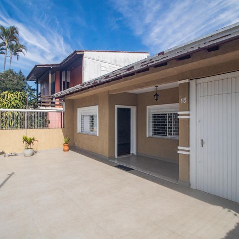 Casa à venda com 150m², 3 quartos e 5 vagas Casa à venda com 150m², 3 quartos e 5 vagasJardim