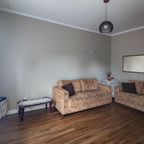 Casa à venda com 150m², 3 quartos e 5 vagas Casa à venda com 150m², 3 quartos e 5 vagasSala