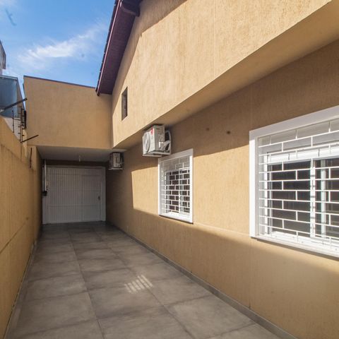 Casa à venda com 150m², 3 quartos e 5 vagas Casa à venda com 150m², 3 quartos e 5 vagasGaragem