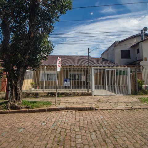 Casa à venda com 150m², 3 quartos e 5 vagas Casa à venda com 150m², 3 quartos e 5 vagasFachada