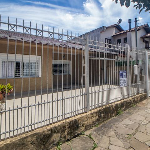 Casa à venda com 150m², 3 quartos e 5 vagas Casa à venda com 150m², 3 quartos e 5 vagasFachada