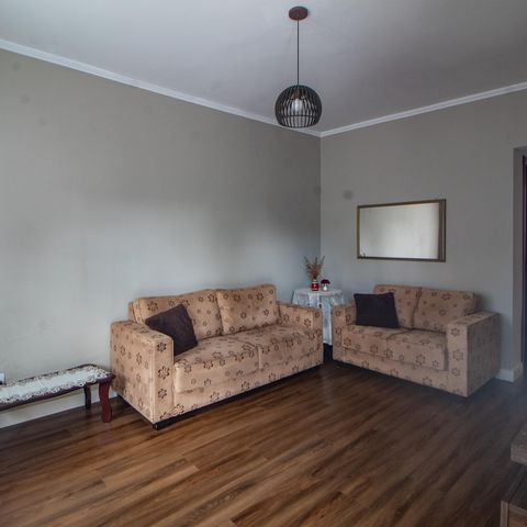 Casa à venda com 150m², 3 quartos e 5 vagas Casa à venda com 150m², 3 quartos e 5 vagasSala