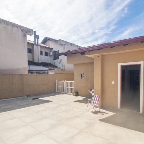 Casa à venda com 150m², 3 quartos e 5 vagas Casa à venda com 150m², 3 quartos e 5 vagasQuintal