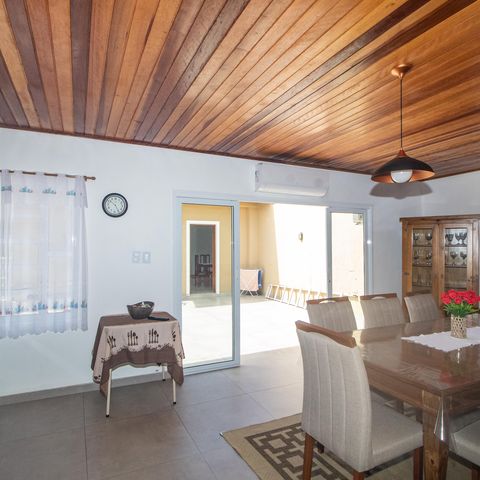 Casa à venda com 150m², 3 quartos e 5 vagas Casa à venda com 150m², 3 quartos e 5 vagasChurrasqueira