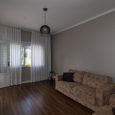 Casa à venda com 150m², 3 quartos e 5 vagas Casa à venda com 150m², 3 quartos e 5 vagasSala