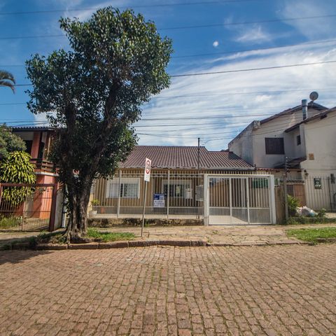 Casa à venda com 150m², 3 quartos e 5 vagas Casa à venda com 150m², 3 quartos e 5 vagasFachada