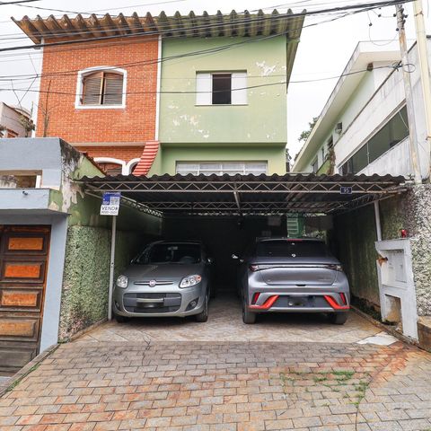 Casa à venda com 114m², 2 quartos e 2 vagas Casa à venda com 114m², 2 quartos e 2 vagasFachada
