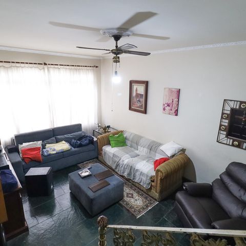 Casa à venda com 114m², 2 quartos e 2 vagas Casa à venda com 114m², 2 quartos e 2 vagasSala