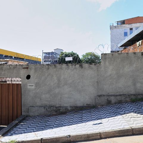 Casa à venda com 597m², 4 quartos e 7 vagas Casa à venda com 597m², 4 quartos e 7 vagasFachada