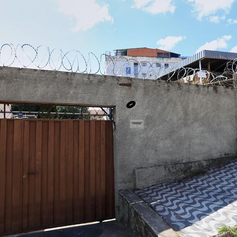 Casa à venda com 597m², 4 quartos e 7 vagas Casa à venda com 597m², 4 quartos e 7 vagasFachada