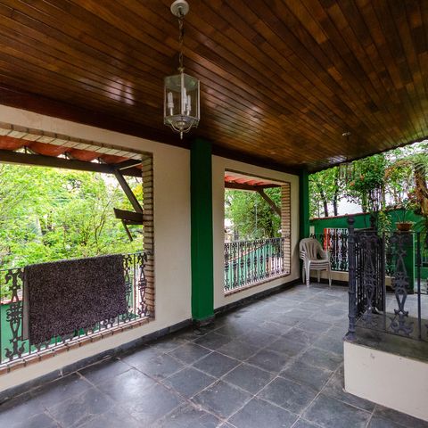 Casa à venda com 340m², 3 quartos e 1 vaga Casa à venda com 340m², 3 quartos e 1 vagaVaranda
