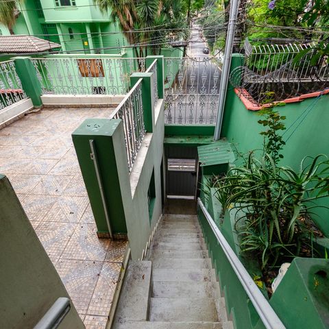 Casa à venda com 340m², 3 quartos e 1 vaga Casa à venda com 340m², 3 quartos e 1 vagaEscada