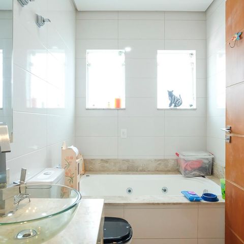 Casa à venda com 249m², 3 quartos e 3 vagasBanheiro da Suíte 1