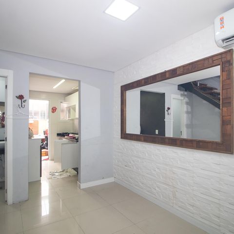 Casa à venda com 82m², 2 quartos e 2 vagas Casa à venda com 82m², 2 quartos e 2 vagasSala