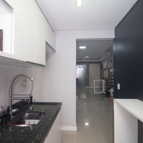 Casa à venda com 82m², 2 quartos e 2 vagas Casa à venda com 82m², 2 quartos e 2 vagasCozinha