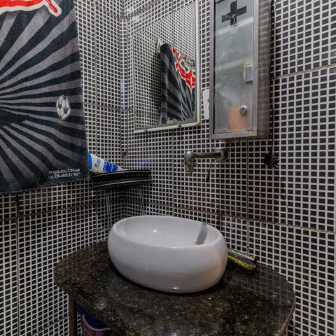 Casa à venda com 200m², 7 quartos e 5 vagas Casa à venda com 200m², 7 quartos e 5 vagasEdícula - Banheiro