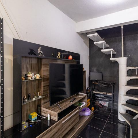 Casa à venda com 200m², 7 quartos e 5 vagas Casa à venda com 200m², 7 quartos e 5 vagasEdícula - Sala e Cozinha