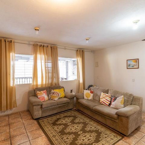 Casa à venda com 200m², 7 quartos e 5 vagas Casa à venda com 200m², 7 quartos e 5 vagasSala