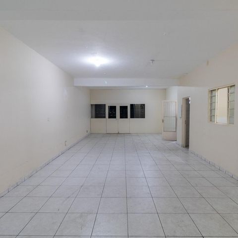 Casa à venda com 200m², 7 quartos e 5 vagas Casa à venda com 200m², 7 quartos e 5 vagasSalão