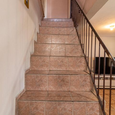Casa à venda com 200m², 7 quartos e 5 vagas Casa à venda com 200m², 7 quartos e 5 vagasEscada