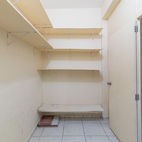 Casa à venda com 200m², 7 quartos e 5 vagas Casa à venda com 200m², 7 quartos e 5 vagasSalão