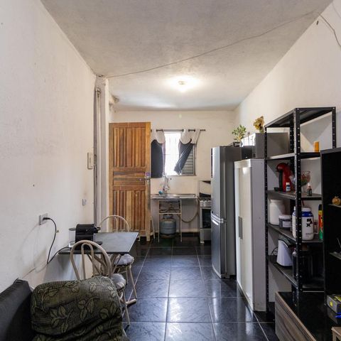 Casa à venda com 200m², 7 quartos e 5 vagas Casa à venda com 200m², 7 quartos e 5 vagasEdícula - Sala e Cozinha