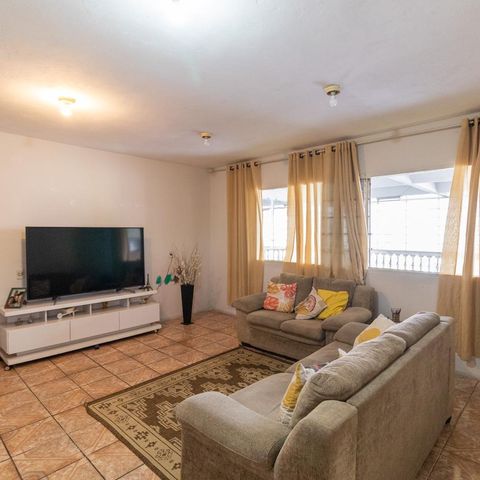 Casa à venda com 200m², 7 quartos e 5 vagas Casa à venda com 200m², 7 quartos e 5 vagasSala