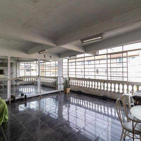 Casa à venda com 200m², 7 quartos e 5 vagas Casa à venda com 200m², 7 quartos e 5 vagasVaranda