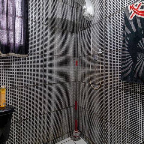Casa à venda com 200m², 7 quartos e 5 vagas Casa à venda com 200m², 7 quartos e 5 vagasEdícula - Banheiro
