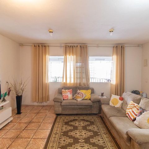 Casa à venda com 200m², 7 quartos e 5 vagas Casa à venda com 200m², 7 quartos e 5 vagasSala